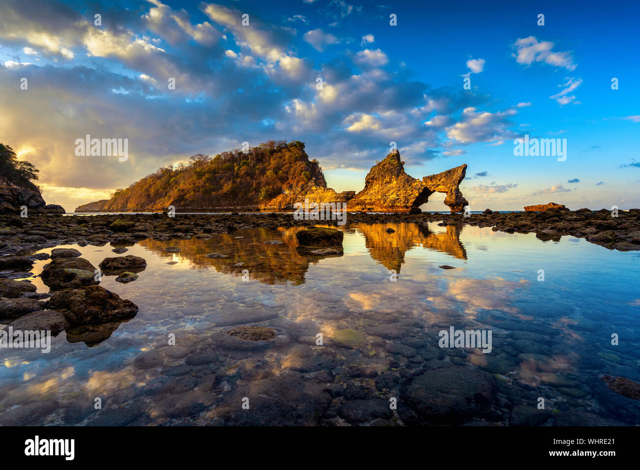 Atuh spiaggia a sunrise in Nusa Penida, Bali, Indonesia. Foto Stock