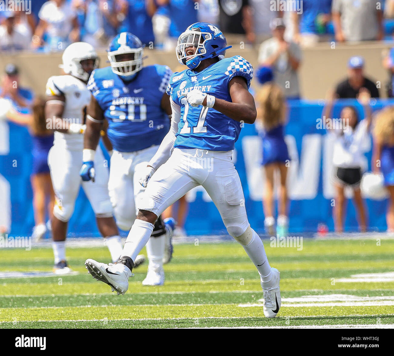 Agosto 31, 2019: Kentucky LB DeAndrew Square #17 celebra dopo i saccheggi di Toledo quarterback durante il NCAA Football gioco tra il Kentucky Wildcats e di Toledo razzi a Kroger Campo in Lexington, KY. Kyle Okita/CSM Foto Stock