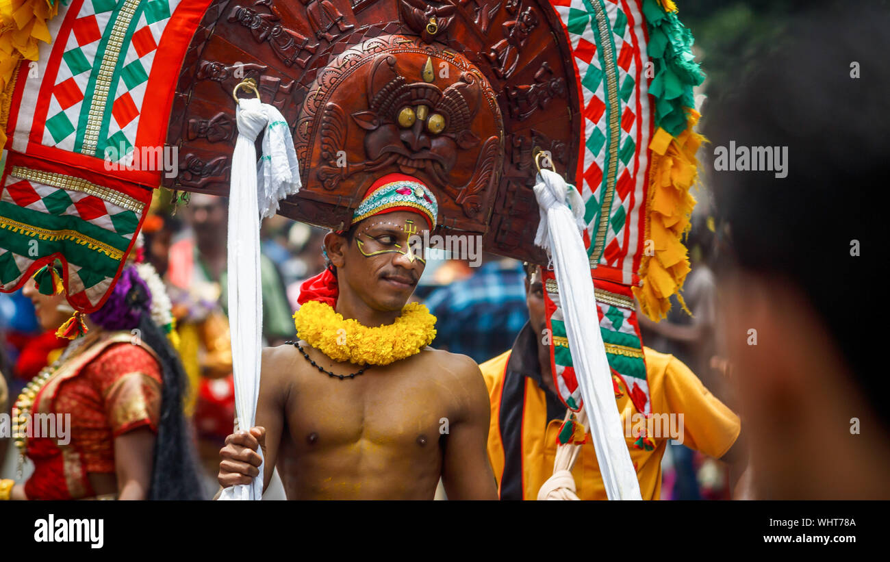 Kochi, Kerala, India - 2 Settembre 2019 - Folk ballerino in Athachamayam processione che si svolge a Thripunithura nella città di Kochi Foto Stock