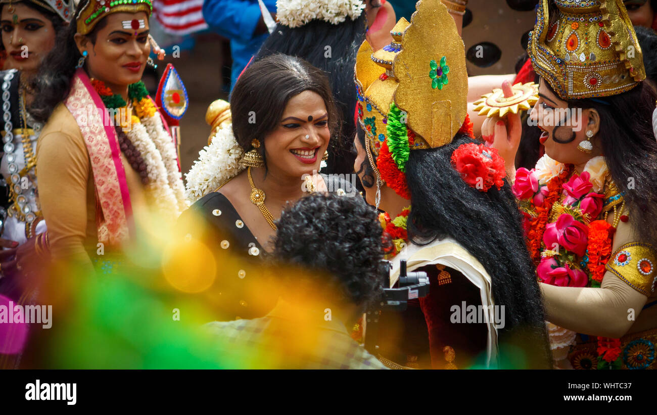 Kochi, Kerala, India - 2 Settembre 2019 - La gente vestita come divinità Indù e Dee Athachamayam in processione che si svolge a Thripunithura a Kochi Foto Stock