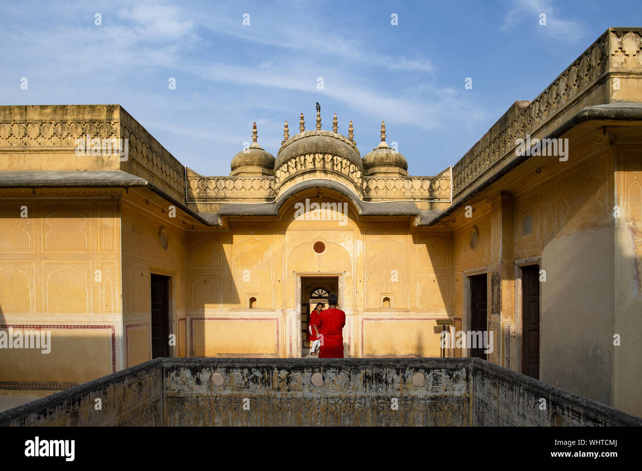 Un giovane, vestito con il tradizionale indiano guarnizioni sono fotografie di fronte al Forte Amer a Jaipur, Rajasthan, India. Foto Stock