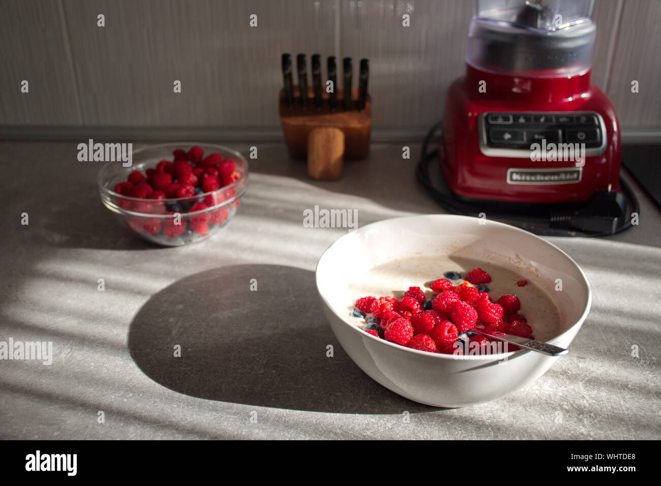 Fiocchi di avena con frutti di bosco su una scrivania in cucina Foto Stock
