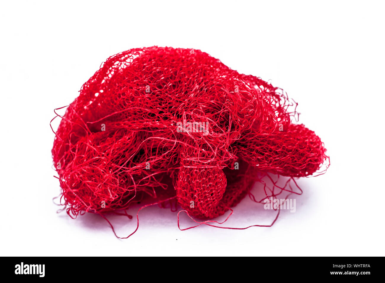 Colore rosso in plastica o scrub scrubber utilizzati per pulire le navi o gli utensili durante il lavaggio isolata su bianco. Foto Stock