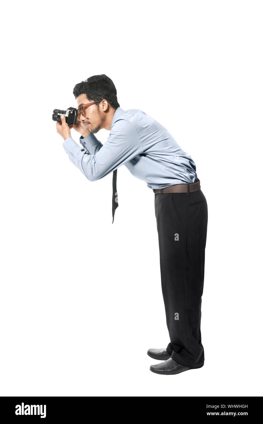 Imprenditore asiatico di scattare una foto con la sua macchina fotografica isolate su sfondo bianco Foto Stock