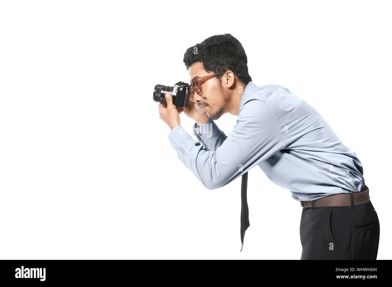 Imprenditore asiatico di scattare una foto con la sua macchina fotografica isolate su sfondo bianco Foto Stock