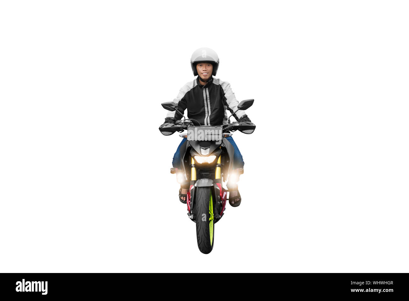 Asian motociclo taxi uomo alla guida di isolate su sfondo bianco Foto Stock