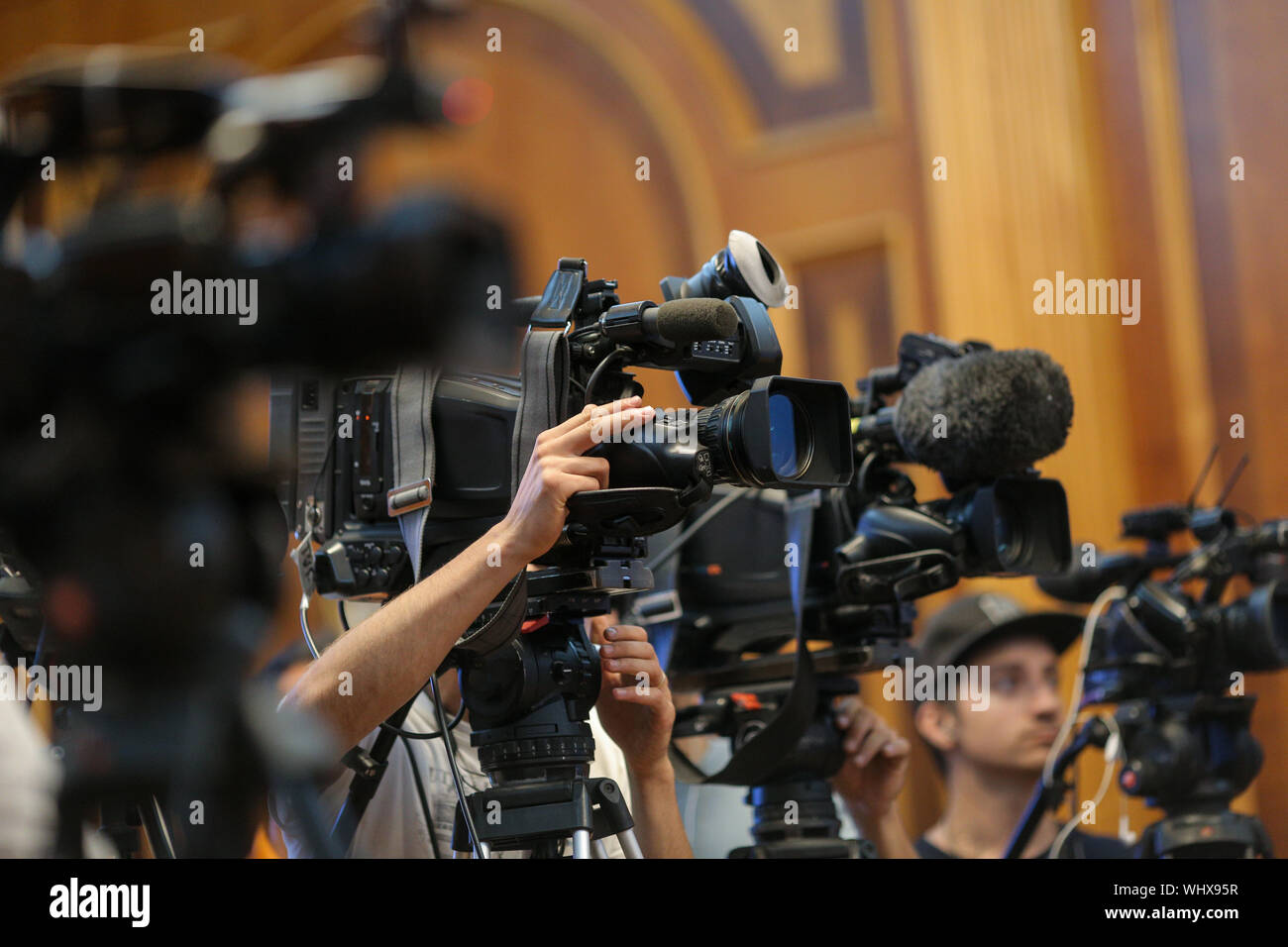 Dettagli della televisione con telecamere e apparecchiature di registrazione durante un evento stampa Foto Stock