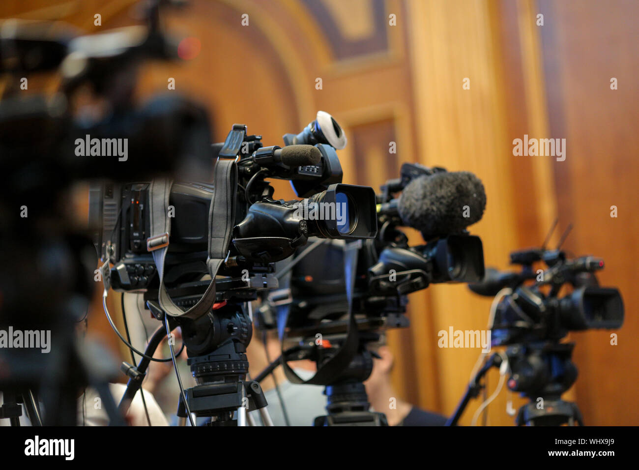 Dettagli della televisione con telecamere e apparecchiature di registrazione durante un evento stampa Foto Stock