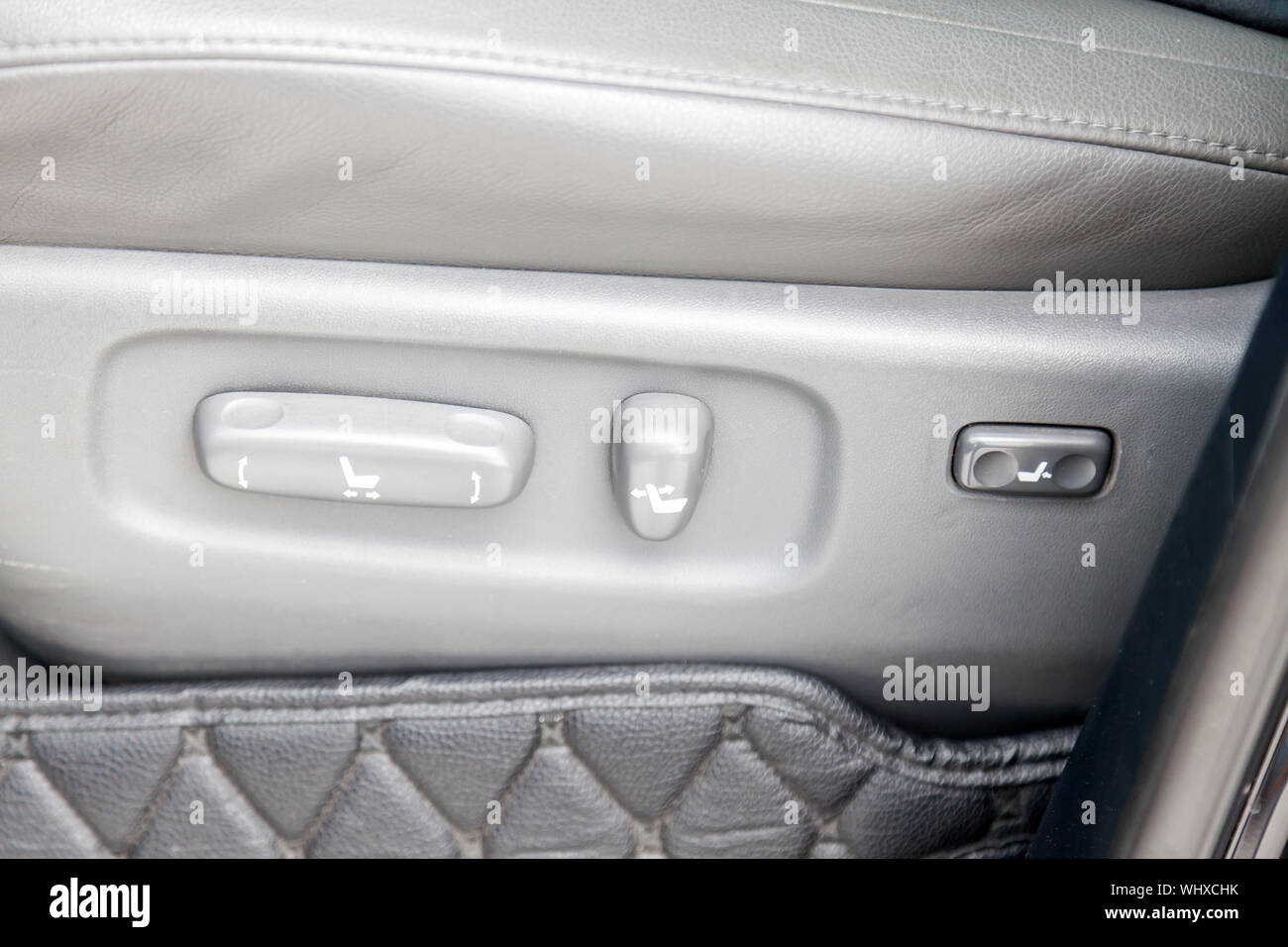 Novosibirsk, Russia - 08.09.2019: vista dell'interno della Toyota Land Cruiser 200 con pulsanti per la regolazione e la regolazione del sedile orizzontalmente in lui Foto Stock