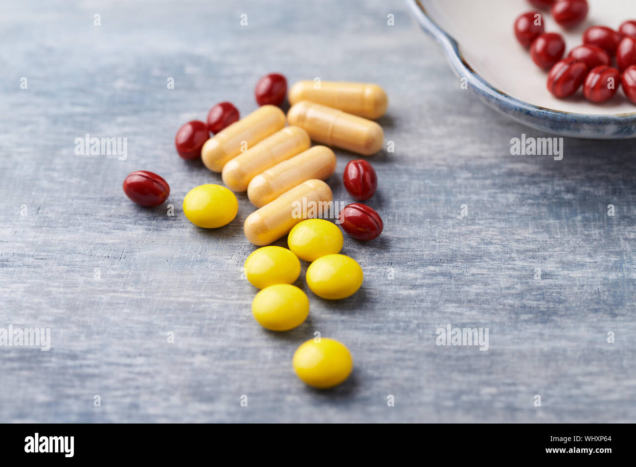 La vitamina C, Beta-Carotene compresse e coenzima Qio capsule.  Antiossidanti. Concetto per una sana integrazione dietetica Foto stock -  Alamy