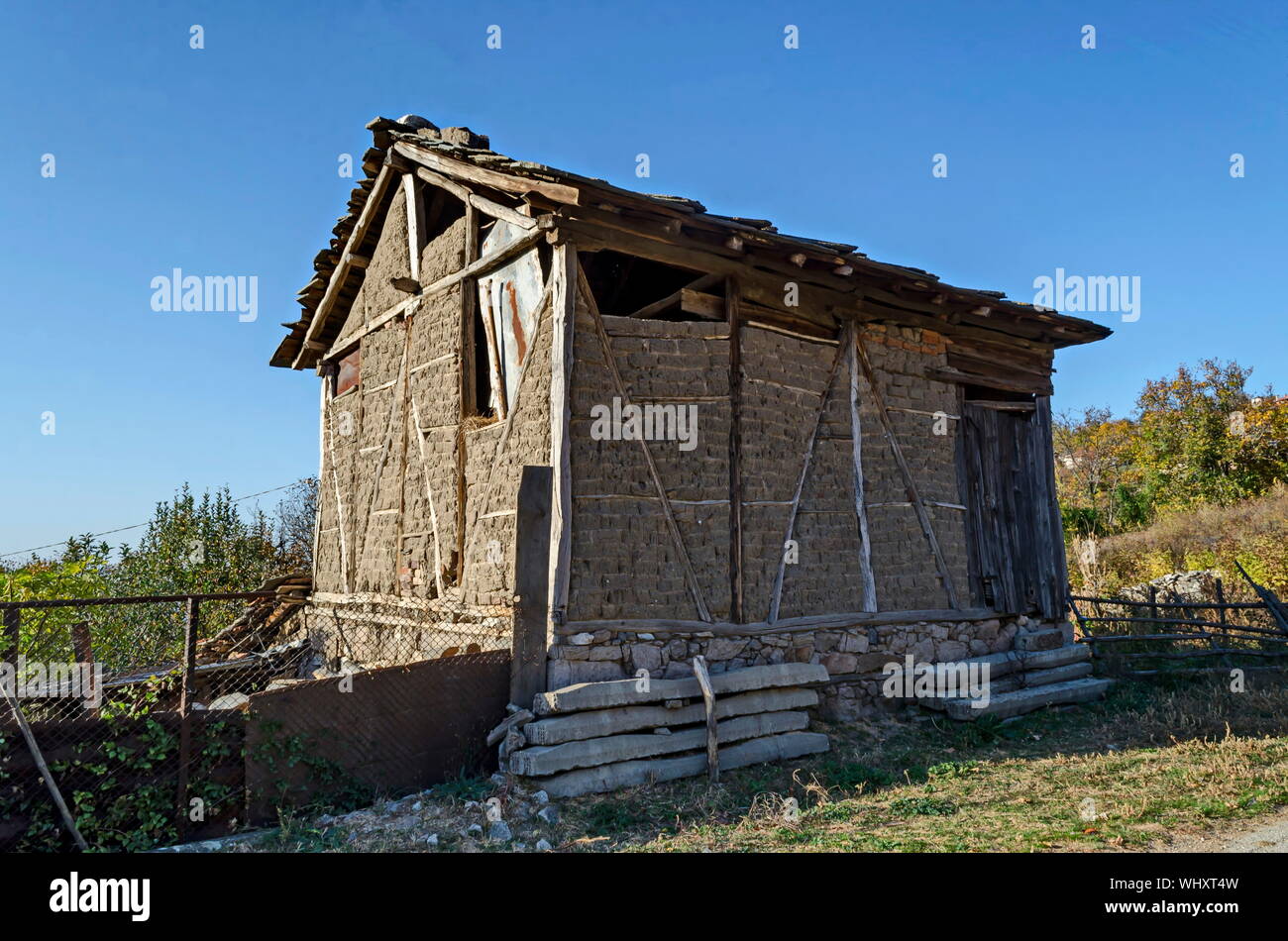 Vista da un vecchio abbandonato edificio di fieno nei pressi del villaggio di Zhrebchevo, Bratsigovo comune, montagne Rodopi, Bulgaria Foto Stock