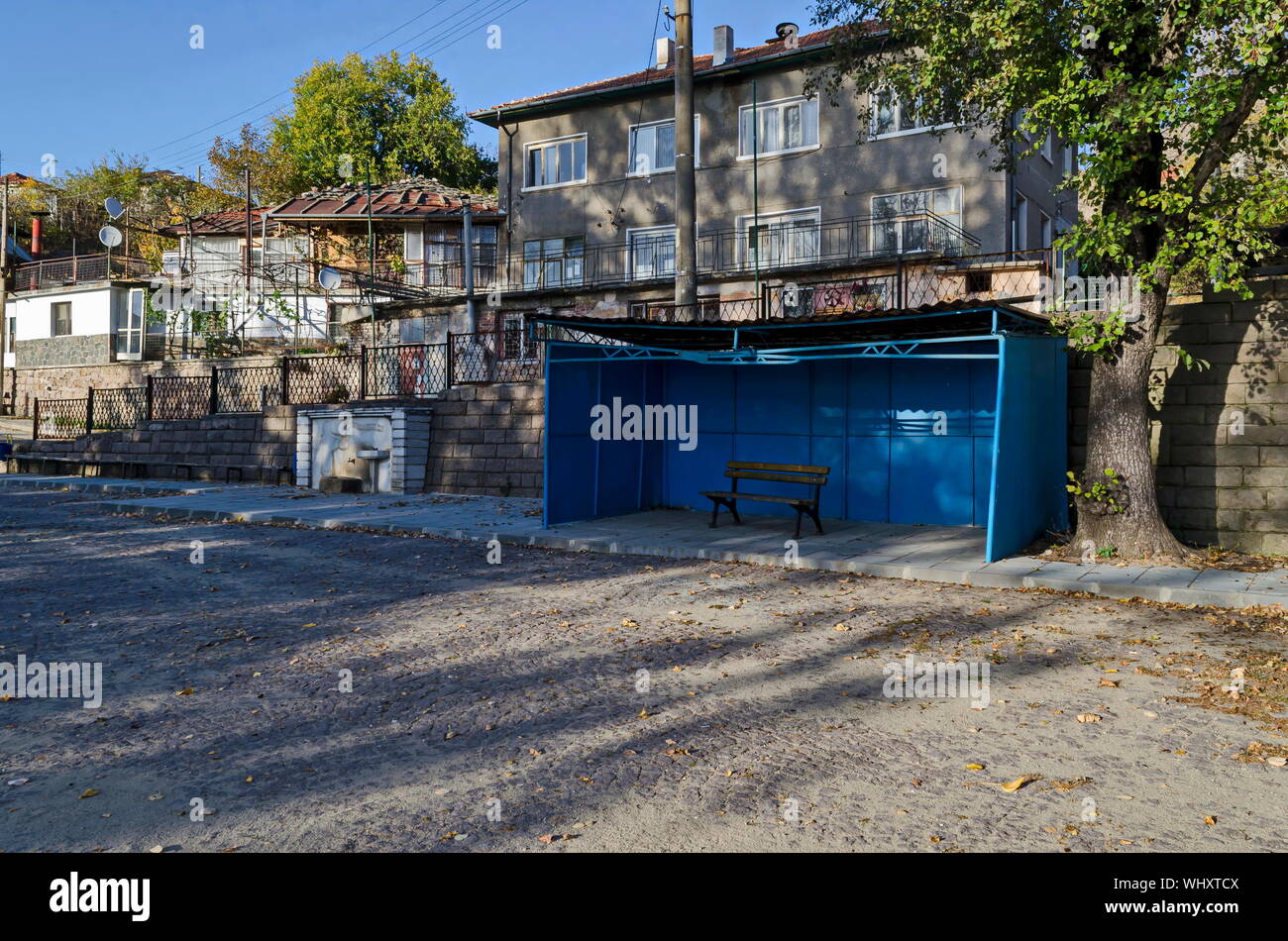 Fermata bus con una fontana nel centro del villaggio Zhrebchevo, Bratsigovo comune, Rodopi, Bulgaria Foto Stock