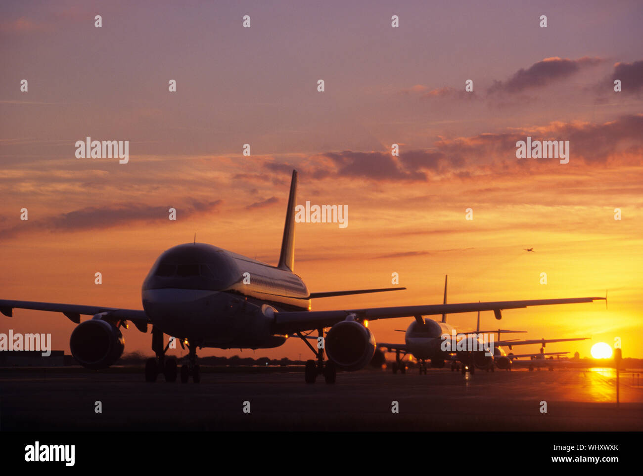 Piani seduta su asfalto al tramonto Foto Stock