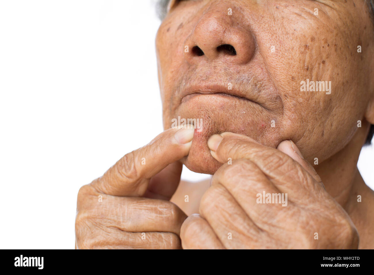 Sezione mediana di Senior donna che soffre di dolore contro uno sfondo bianco Foto Stock
