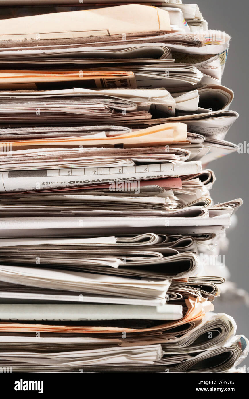 Pila di quotidiani per il riciclaggio Foto Stock