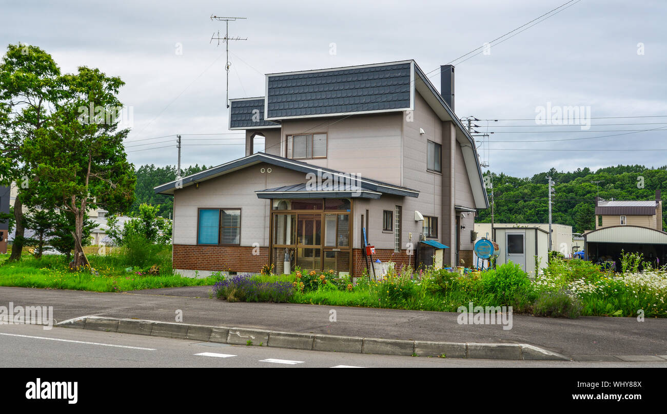 Biei, Giappone - Luglio 1, 2019. Case di Biei township di Hokkaido, Giappone. Biei è un piccolo paese circondato da un pittoresco paesaggio leggermente ondulato hi Foto Stock