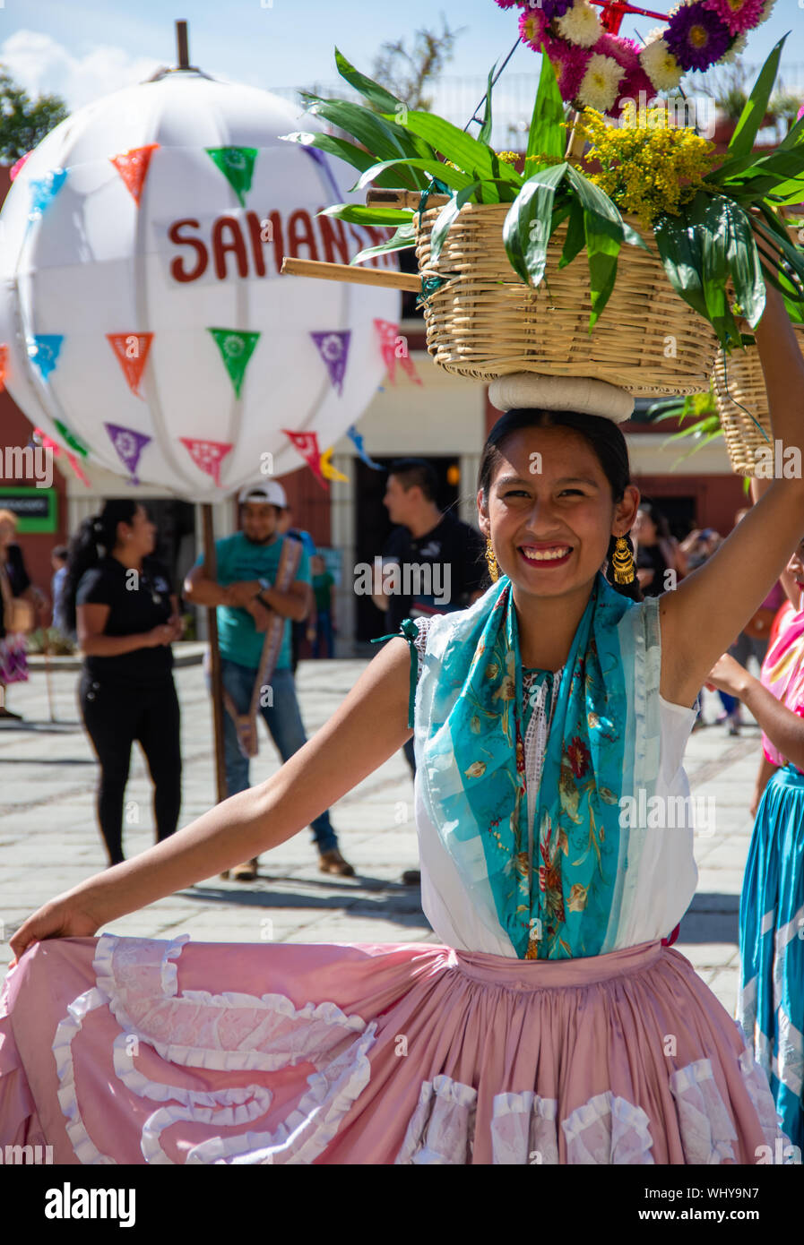 Donna danzante durante la sfilata di nozze messicane a Oaxaca, Messico. Foto Stock
