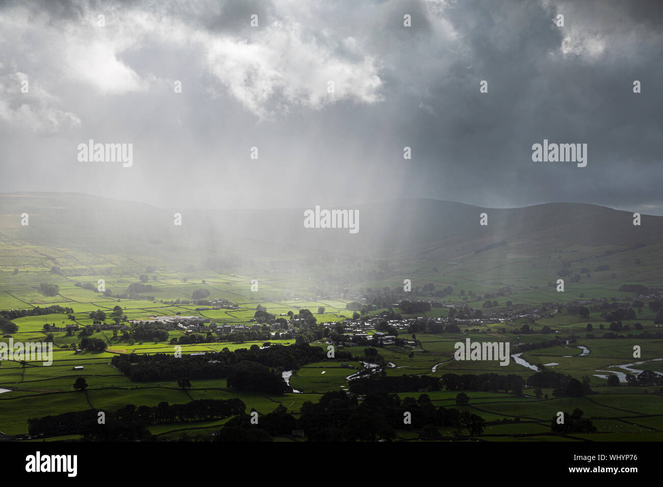 Tempesta compensazione in Wensleydale, Yorkshire Dales National Park, North Yorkshire Foto Stock