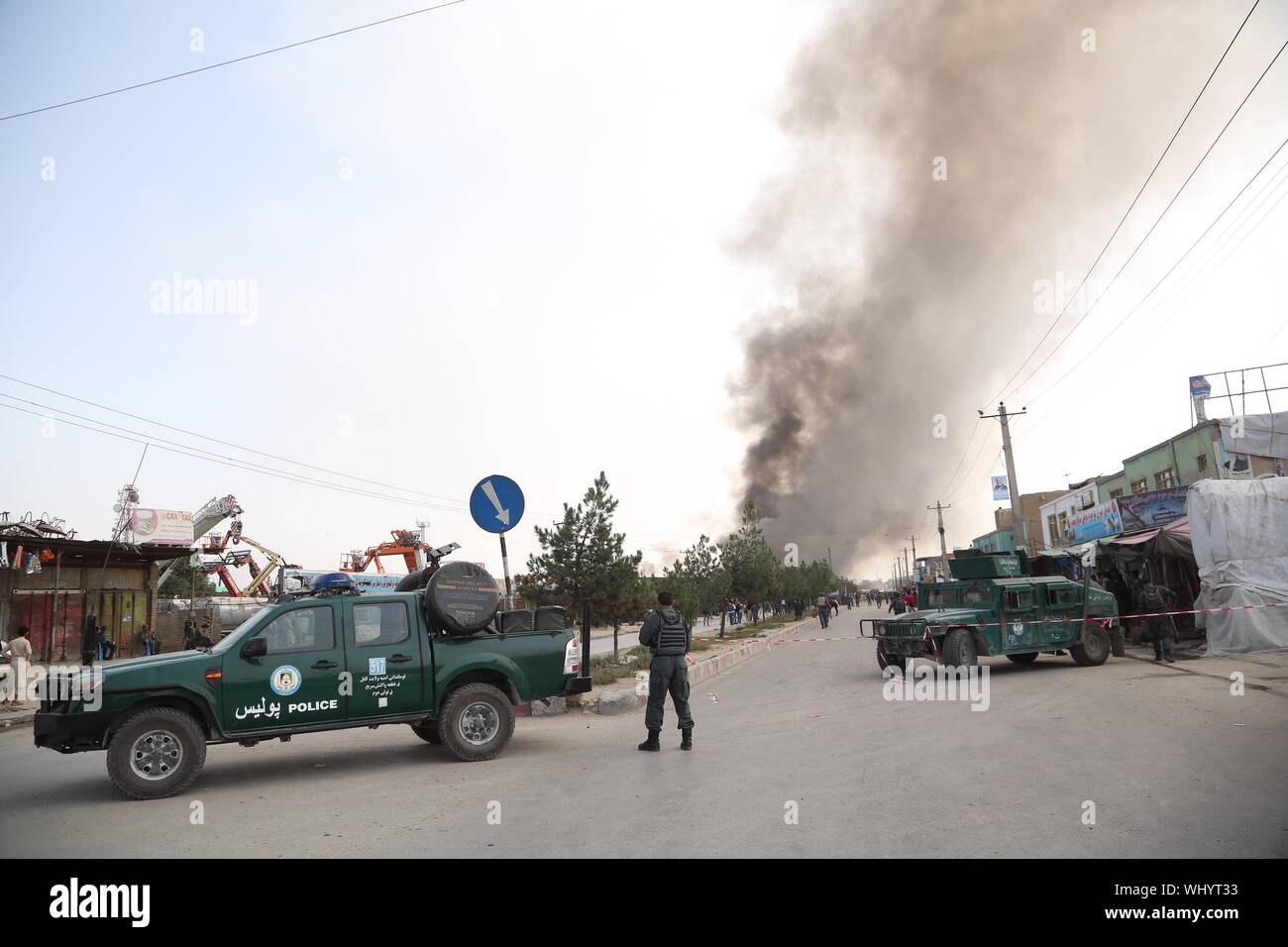 A Kabul, Afghanistan. 3° settembre 2019. I membri di le forze di sicurezza afgane guardia vicino al sito di un trattore attentato alla bomba a Kabul, capitale dell'Afghanistan, Sett. 3, 2019. Il tributo di morte pagato un trattore massiccia esplosione di bomba in Afghanistan del capitale di Kabul è salito a 16 mentre 119 altri sono stati feriti, l'afghano Ministero degli Interni ha confermato martedì. L'incidente si è verificato al 9:55 p.m. Credito: Xinhua/Alamy Live News Foto Stock