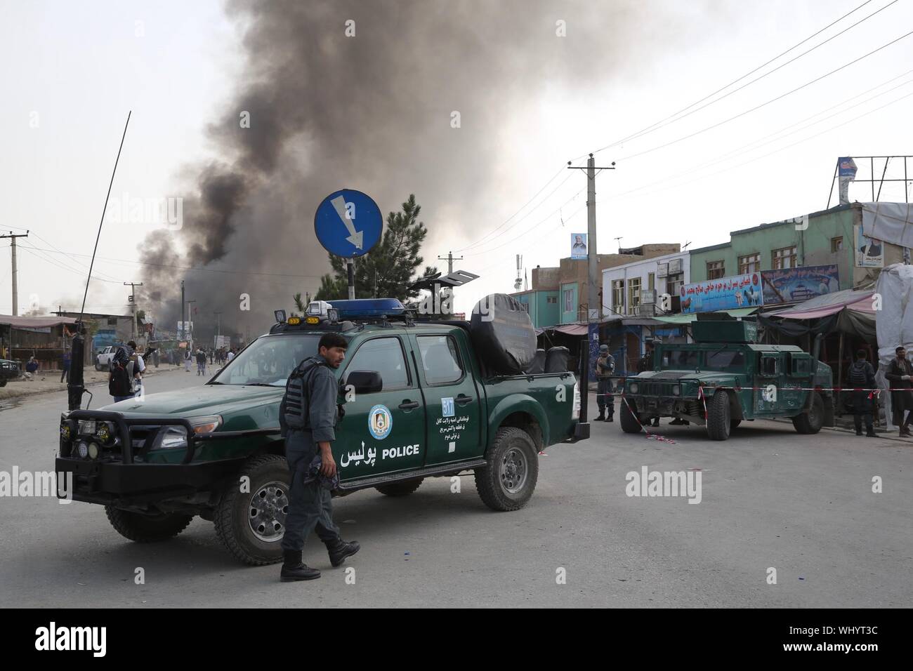 A Kabul, Afghanistan. 3° settembre 2019. I membri di le forze di sicurezza afgane guardia vicino al sito di un trattore attentato alla bomba a Kabul, capitale dell'Afghanistan, Sett. 3, 2019. Il tributo di morte pagato un trattore massiccia esplosione di bomba in Afghanistan del capitale di Kabul è salito a 16 mentre 119 altri sono stati feriti, l'afghano Ministero degli Interni ha confermato martedì. L'incidente si è verificato al 9:55 p.m. Credito: Xinhua/Alamy Live News Foto Stock