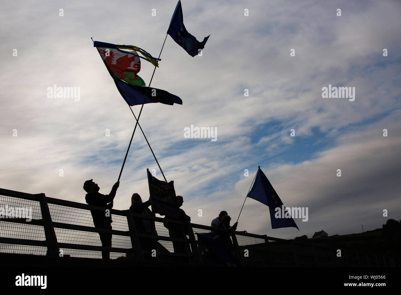 Carmarthen, Wales, Regno Unito. Il 3 settembre 2019. I sostenitori del Carmarthenshire4Europa tenere una dimostrazione contro la Gran Bretagna lasciando l'Unione europea. In una giornata cruciale nella politica inglese, con i partiti di opposizione tenta di legiferare in Westminster che potrebbe bloccare un no deal Brexit, gli attivisti in Carmarthen protestare contro uscendo dalla UE e il proroguing del Parlamento. Credito: Gruffydd Ll. Thomas/Alamy Live News Foto Stock