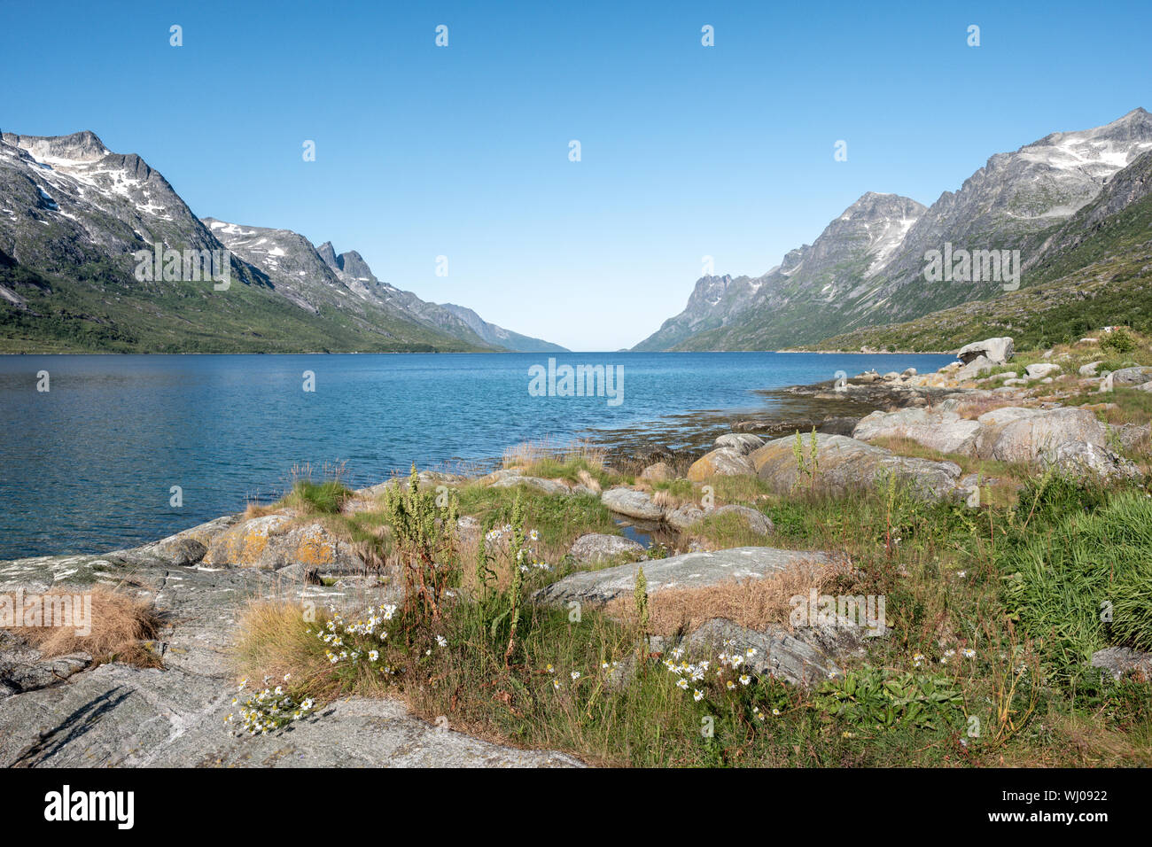 Bella giornata in un paesaggio fantastico con mounatins e mare a Ersfjord, Tromsö, Norvegia Foto Stock