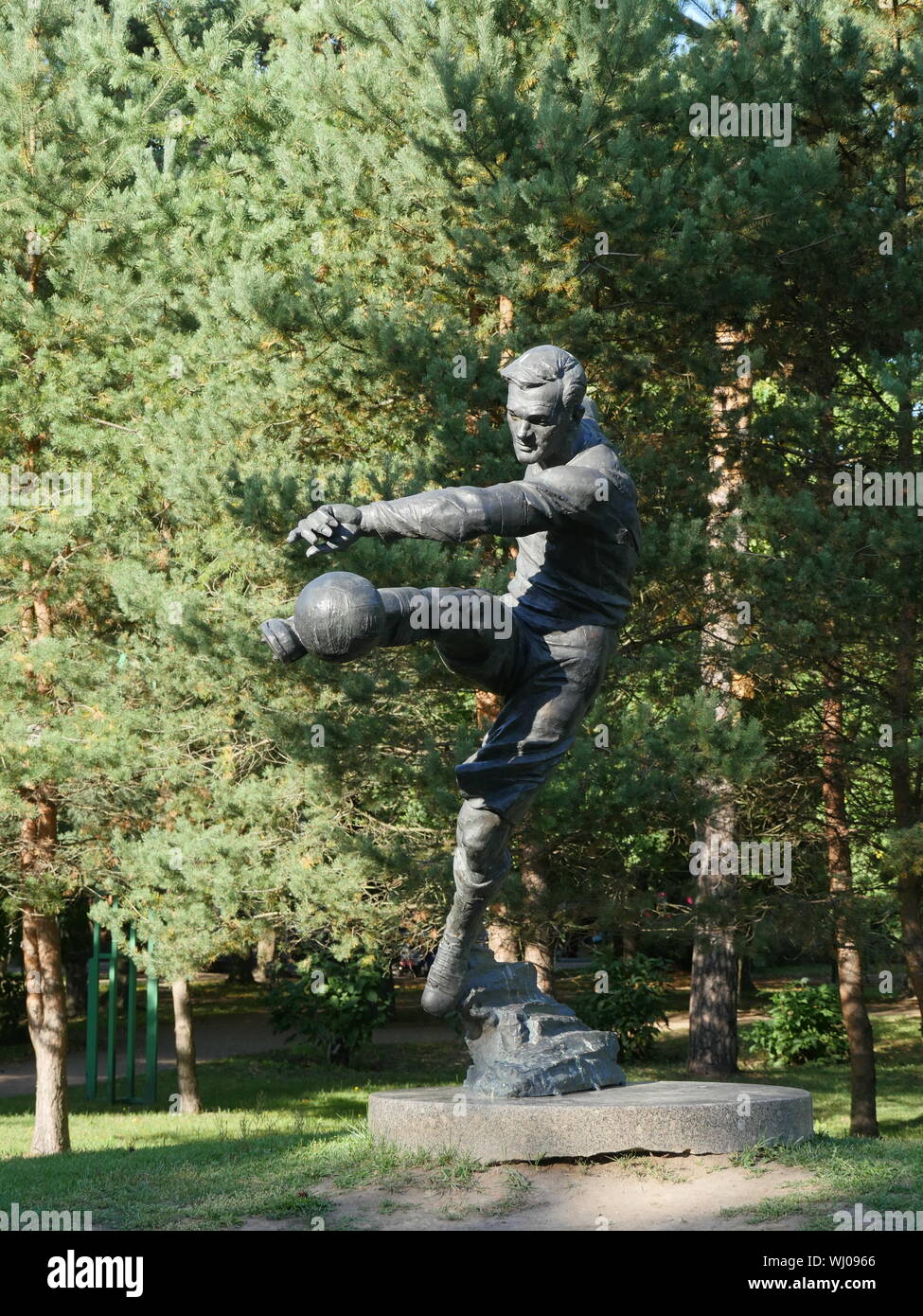 San Pietroburgo, Russia, Agosto 27, 2019 Monumento al giocatore di football Vsevolod Bobrov, giocatore di football calciare la palla Foto Stock