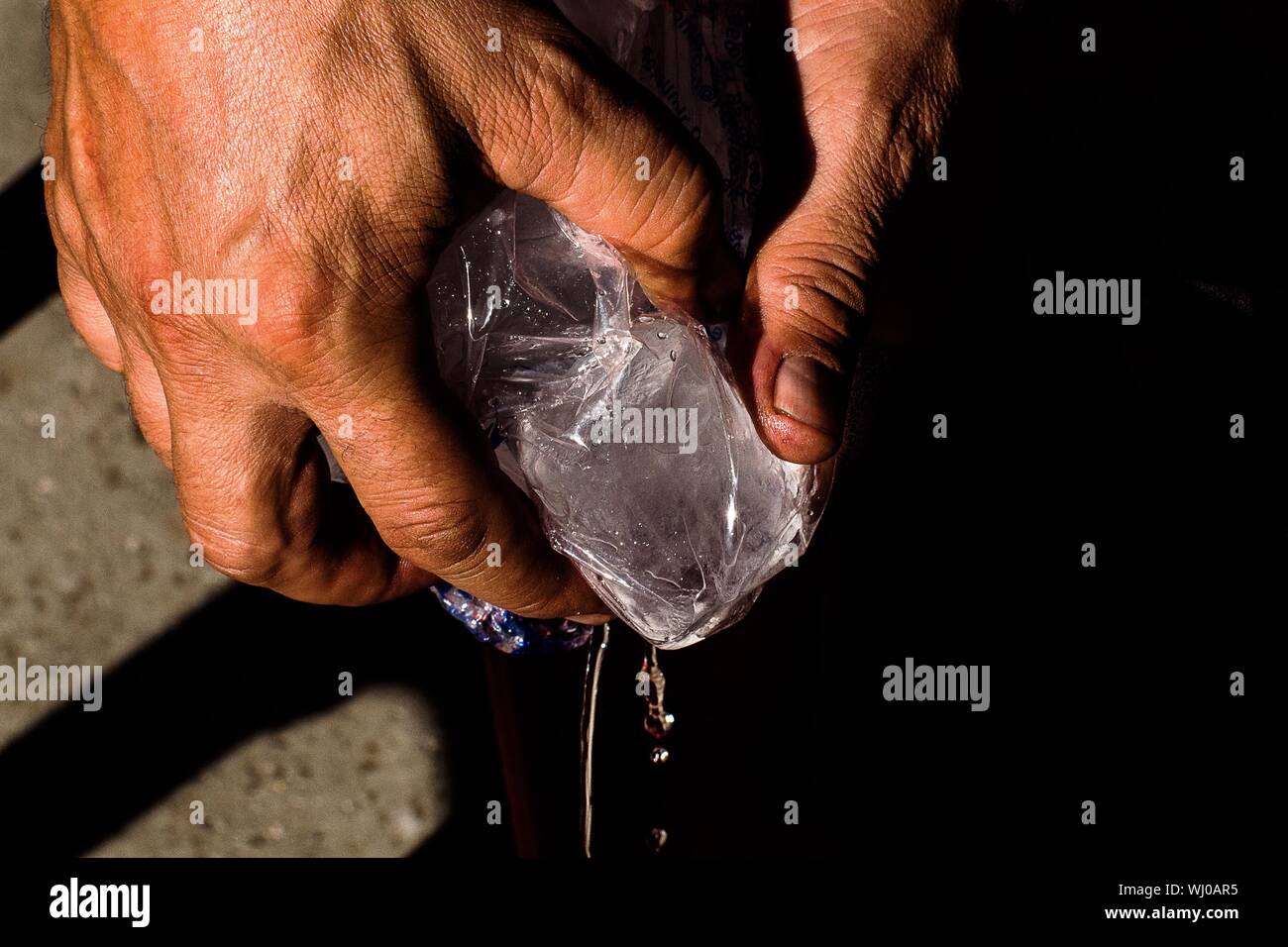 Close-up della mano che trattiene i cubetti di ghiaccio in un sacchetto di  plastica Foto stock - Alamy