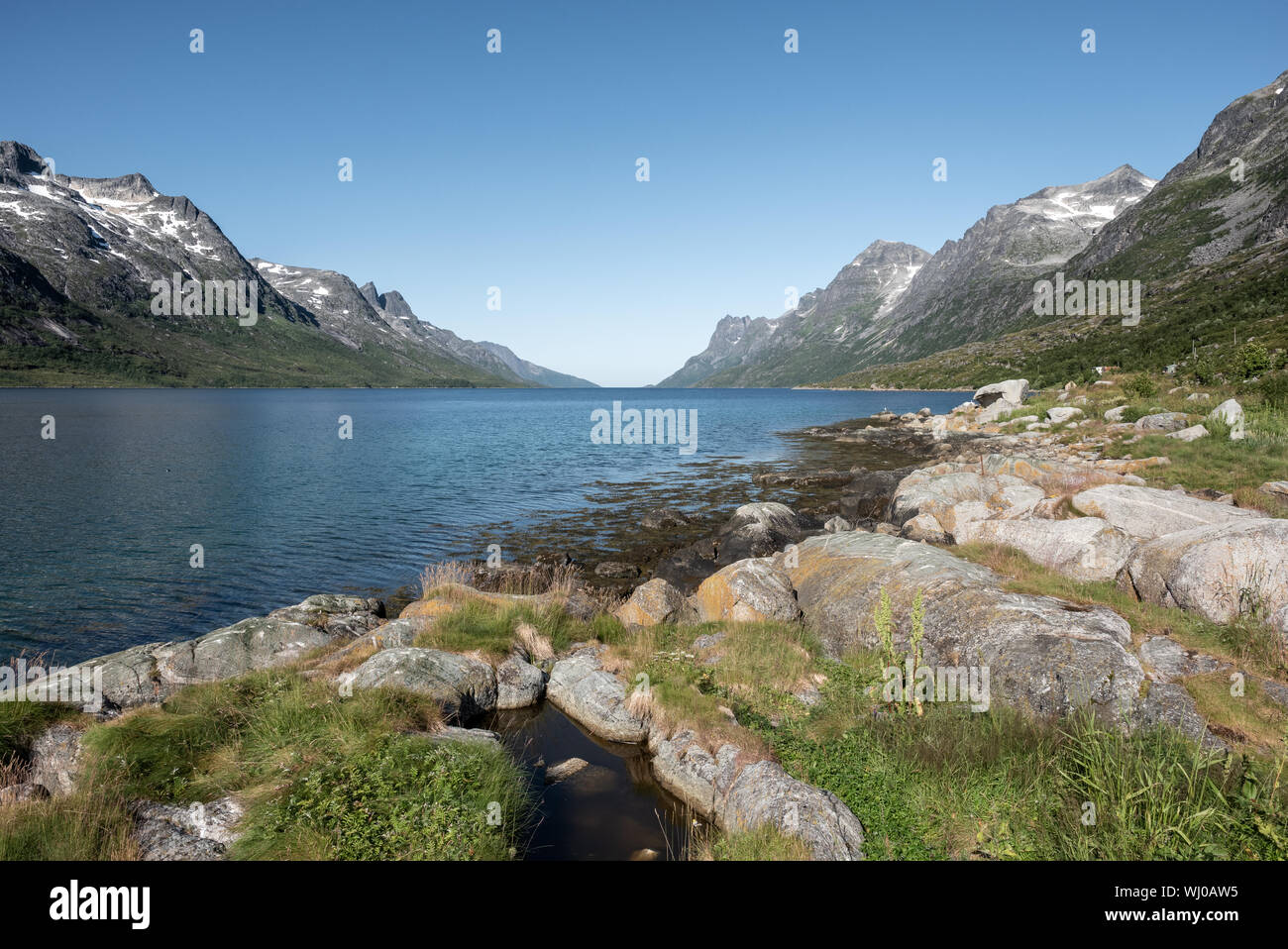 Bella giornata in un paesaggio fantastico con mounatins e mare a Ersfjord, Tromsö, Norvegia Foto Stock
