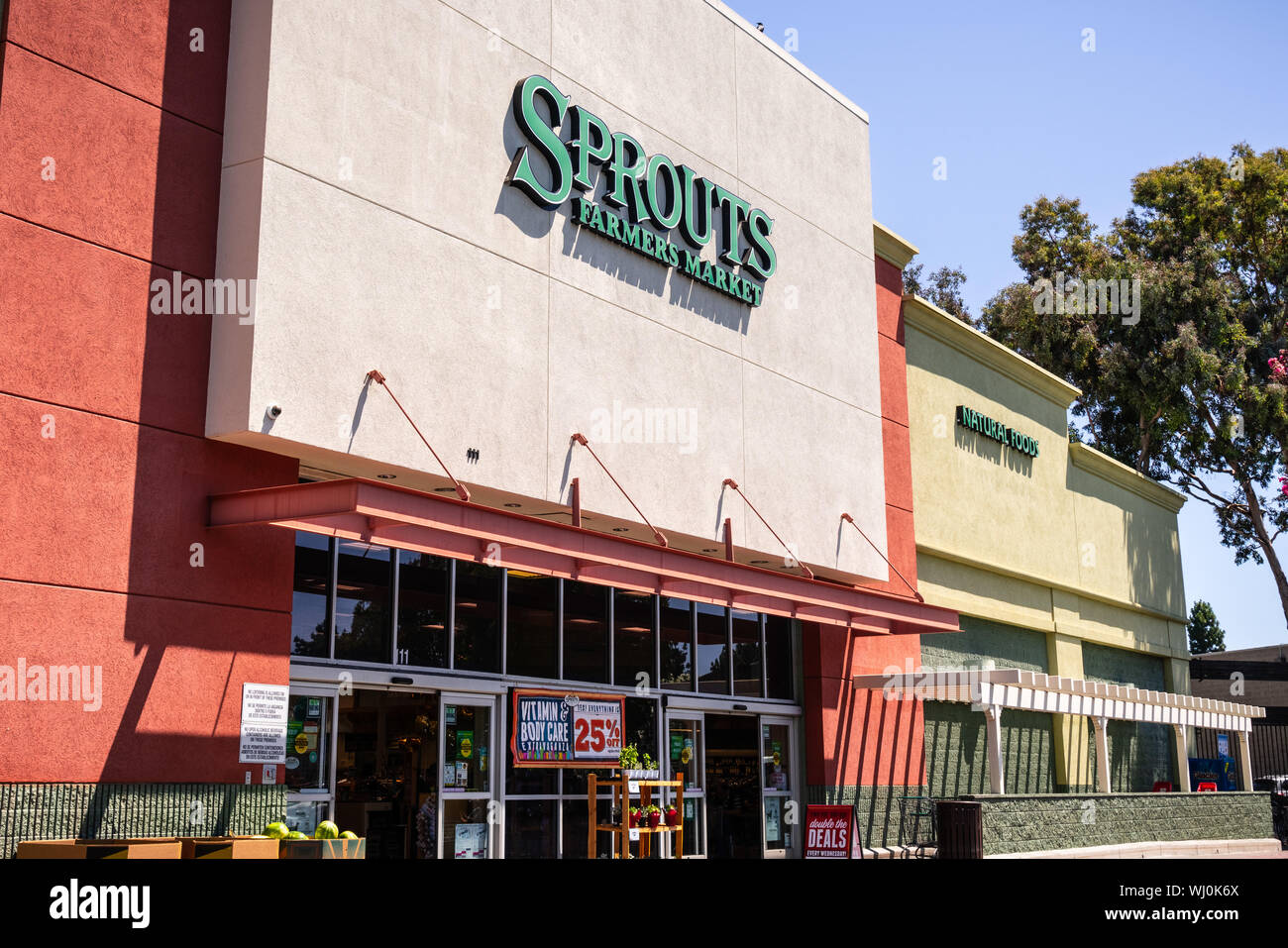 Luglio 31, 2019 Sunnyvale / CA / USA - Ingresso a uno dei germogli mercato agricolo il supermarket si trova nella parte sud di San Francisco Bay Area Foto Stock