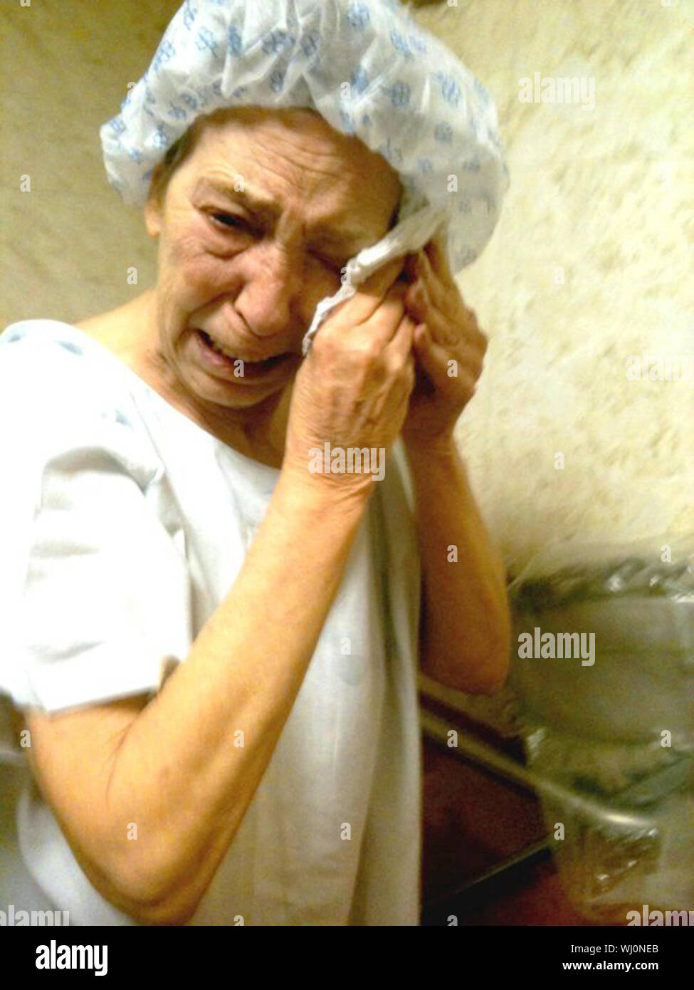 Senior paziente malato di cancro di piangere prima della radioterapia in ospedale Foto Stock