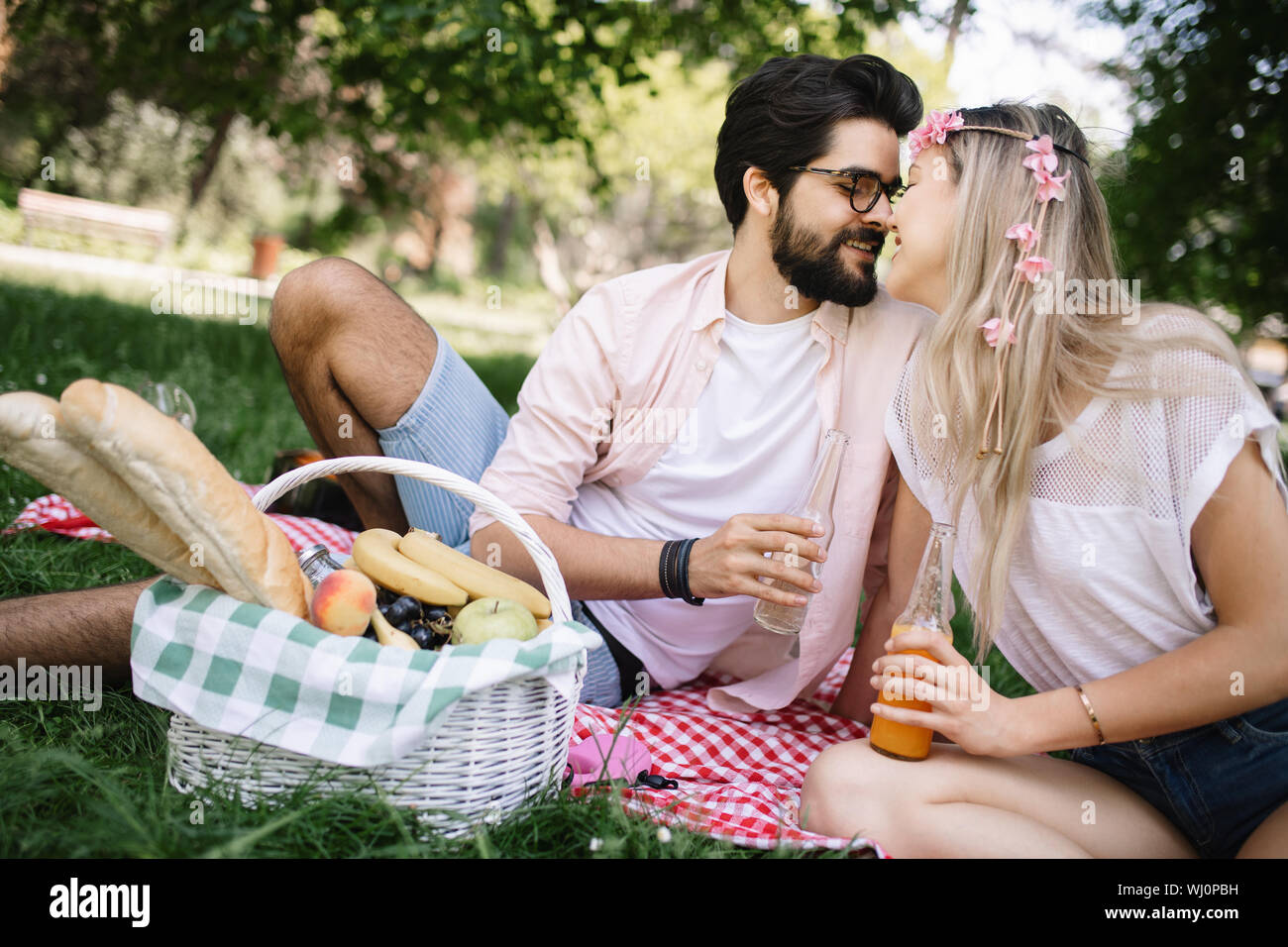 Bella coppia Giovane godendo di buon umore e fare un picnic al giorno Foto Stock