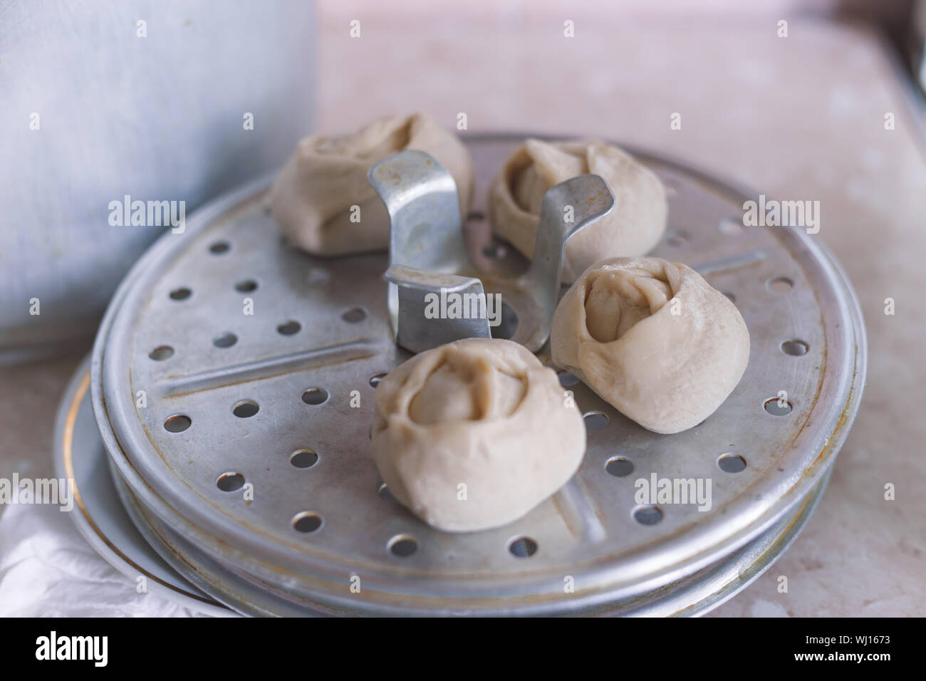 Gnocchi di patate sul bordo. In casa materie manty Foto Stock