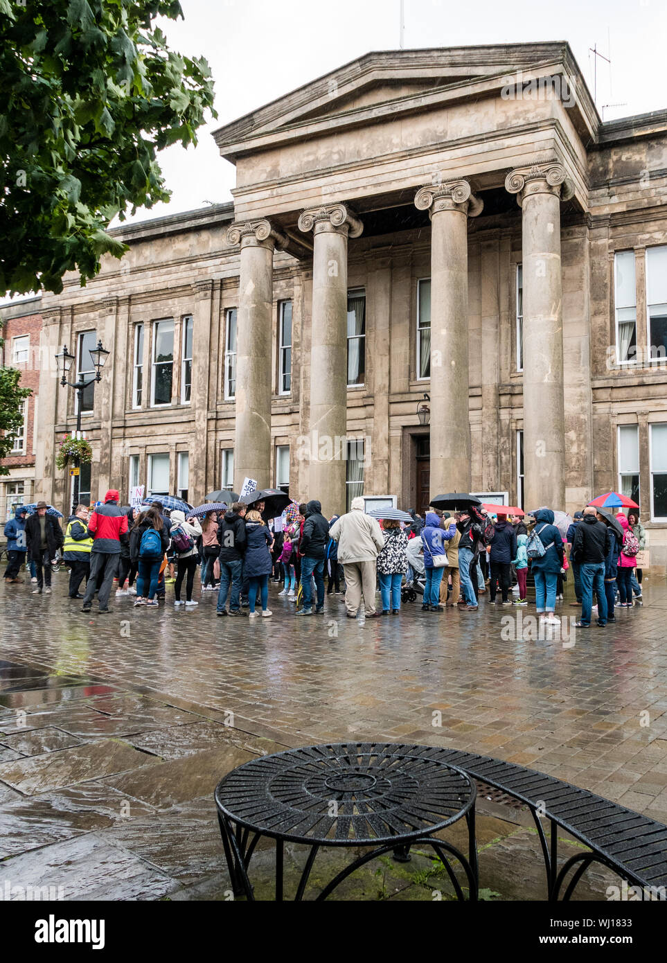 'Stop il colpo di Stato' protestare in Macclesfield il 2 settembre 2019, rally e marzo dal davanti al Municipio. Foto Stock