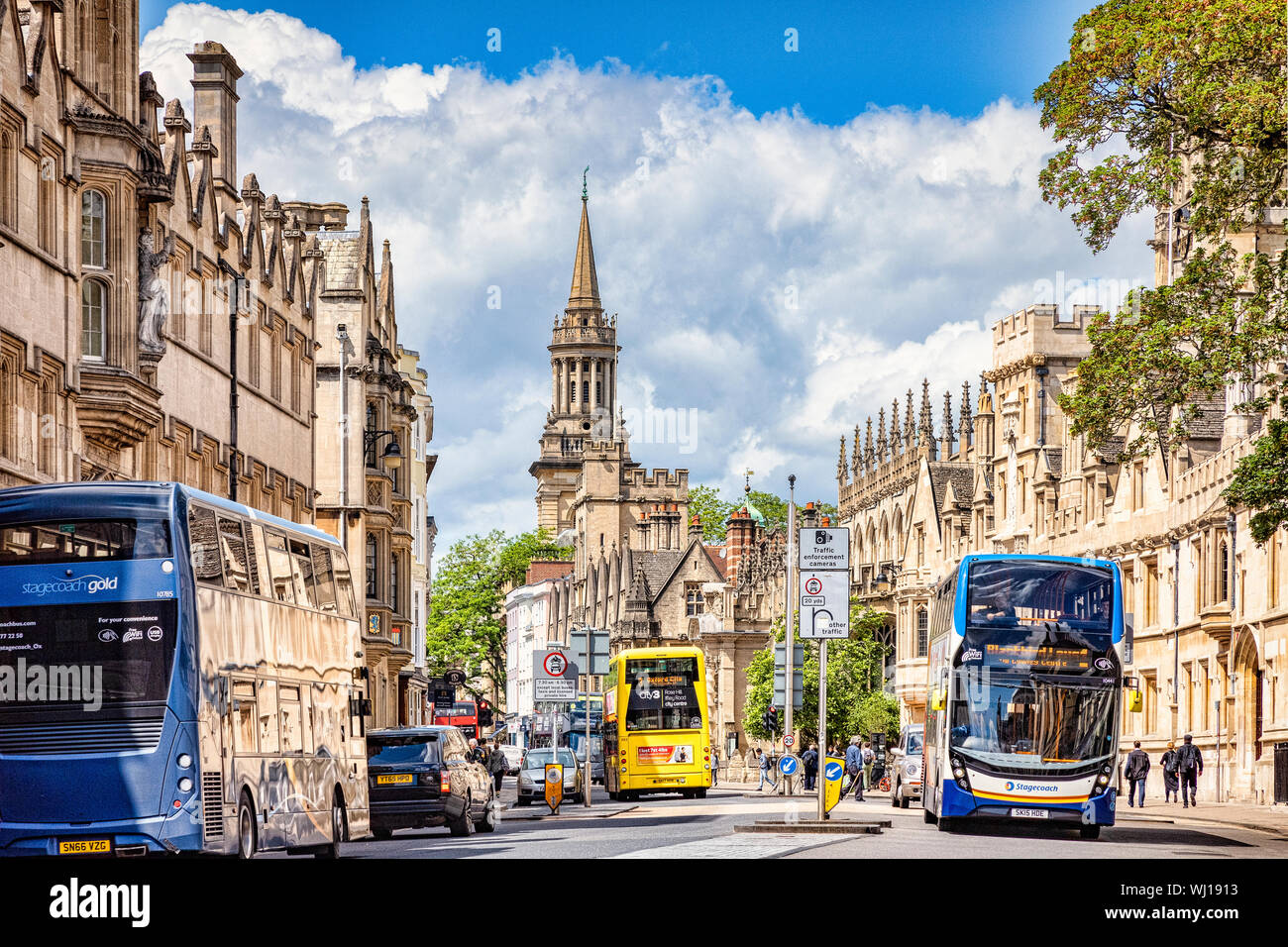6 Giugno 2019: Oxford, Regno Unito - Double Decker bus occupato in Queens Lane, Oxford, su un luminoso giorno d'estate. Foto Stock