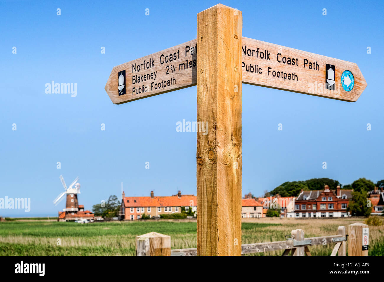 Cartello sulla costa di Norfolk il percorso a Cley accanto al mare, Norfolk, Inghilterra. Focus sul segno. Foto Stock
