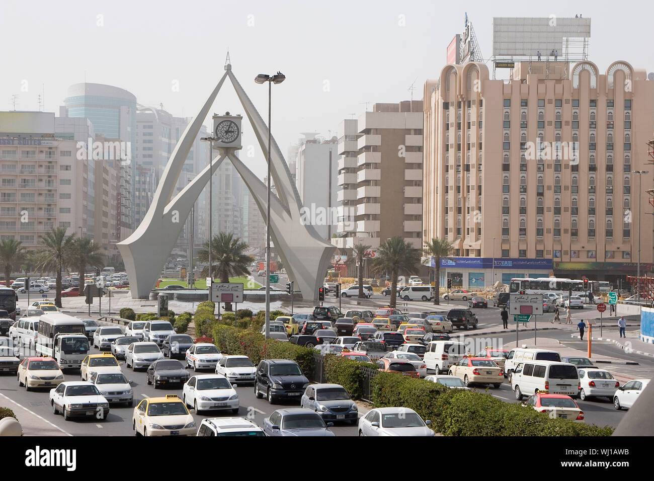 Dubai, UAE, il traffico è stato eseguito il backup in tutte le direzioni alla Torre dell Orologio rotatoria sulla strada Al-Maktoum. Foto Stock