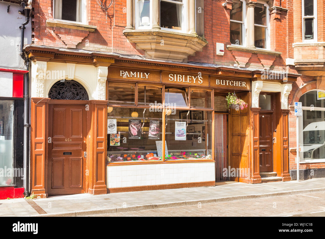 4 Luglio 2019: Newark on Trent, Nottinghamshire, Regno Unito - Sibleys, una famiglia tradizionale macelleria, in Kirkgate. Foto Stock