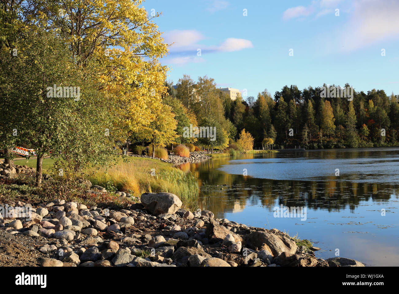 Lo straordinario paesaggio foto dal lago Valkeinen, Kuopio, Finlandia. Alberi colorati, cielo chiaro e il lago con belle riflessioni. Caduta stagione. Foto a colori. Foto Stock
