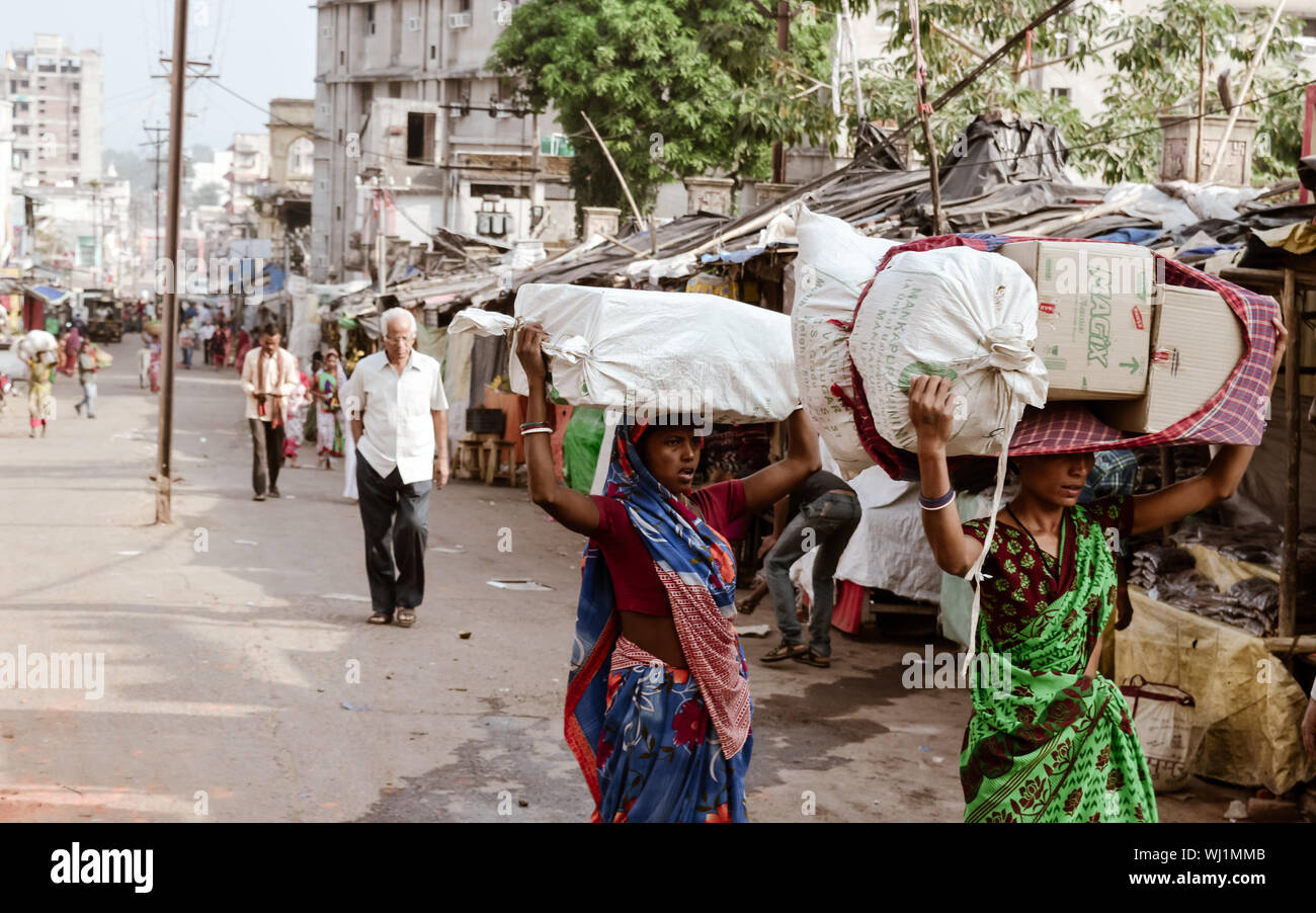 Parasnath, Giridih, nello stato del Jharkhand, India Maggio 2018 - La popolazione locale a piedi nella famosa area di mercato. Un tipico street scene raffiguranti semplice vita rurale Foto Stock