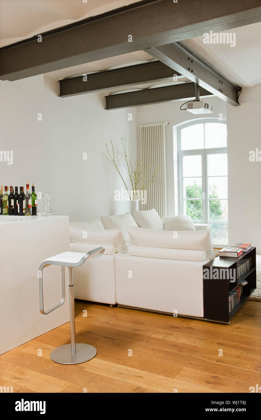 Soggiorno moderno con vista della zona bar a casa Foto Stock