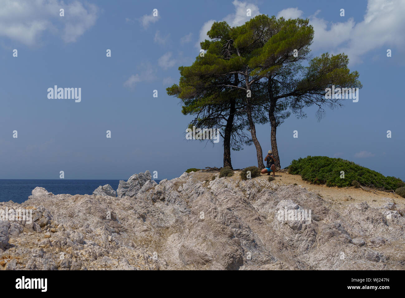 Godendo della vista sulla Amarandos Cape, Skopelos. Uno dei più bei luoghi nascosti dell'isola Foto Stock