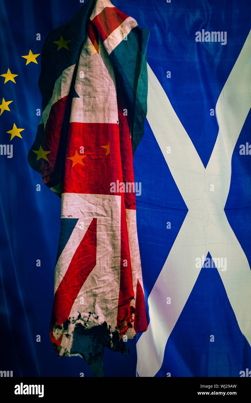 Brexit sfondo con le bandiere di Unione europea e Scozia con strappata Regno Unito bandiera in primo piano Foto Stock