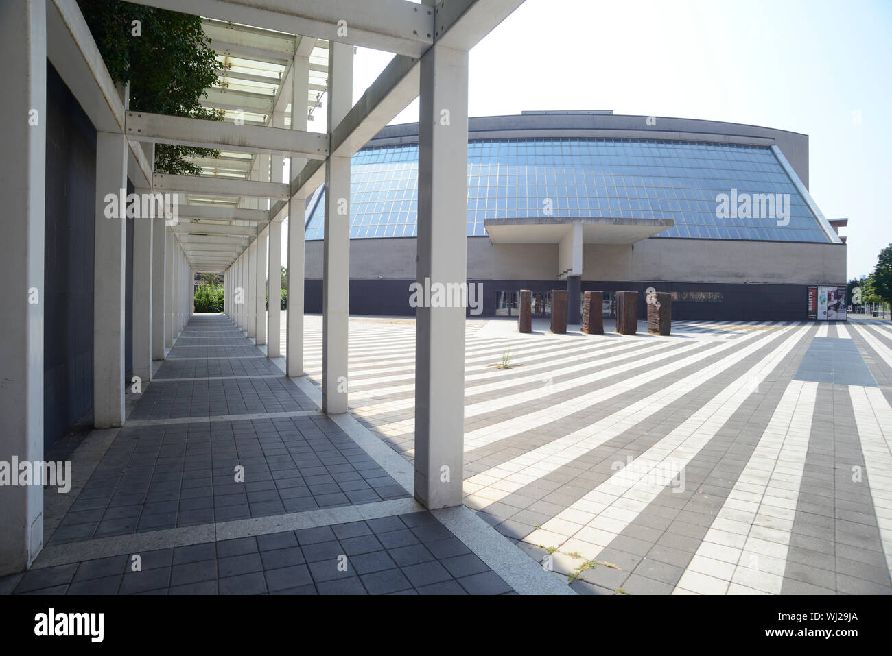 L'Italia, Milano, quartiere Bicocca, teatro Teatro Arcimboldi da Gregotti Studio datata 2002 Foto Stock