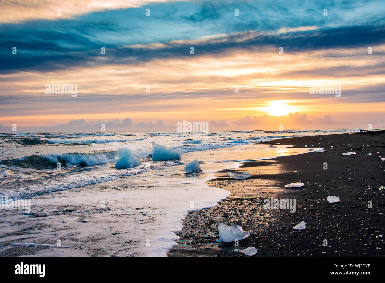 Bel tramonto sulla spiaggia di diamante in Islanda con drammatica sky Foto Stock