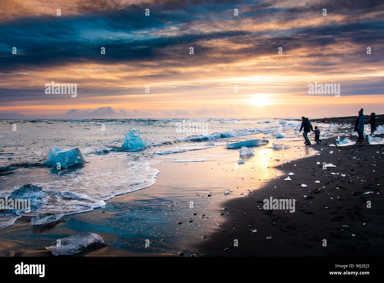 Bel tramonto sulla spiaggia di diamante in Islanda con drammatica sky Foto Stock