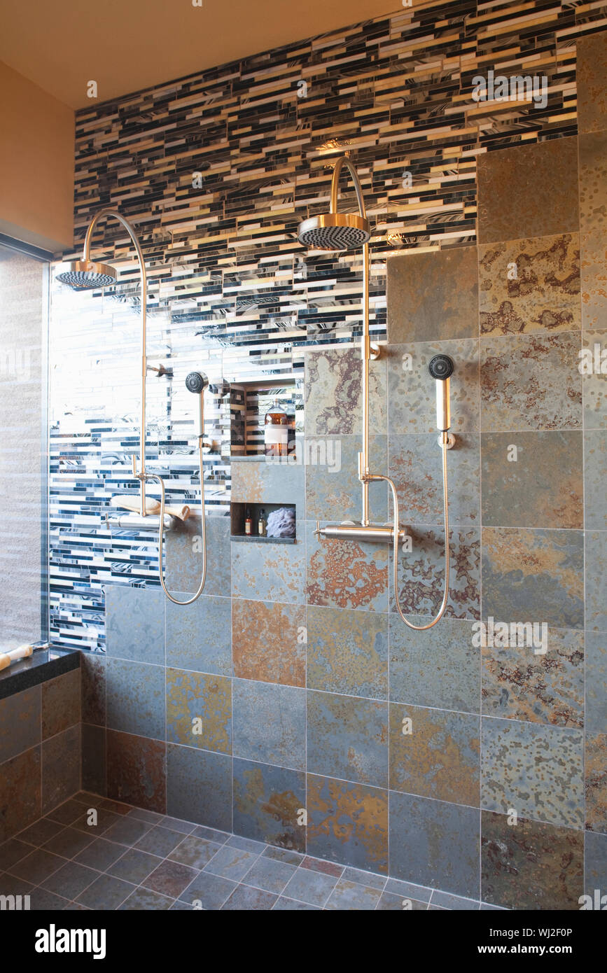 Piastrelle di contrasto in wet room con doppio soffione della doccia Foto  stock - Alamy