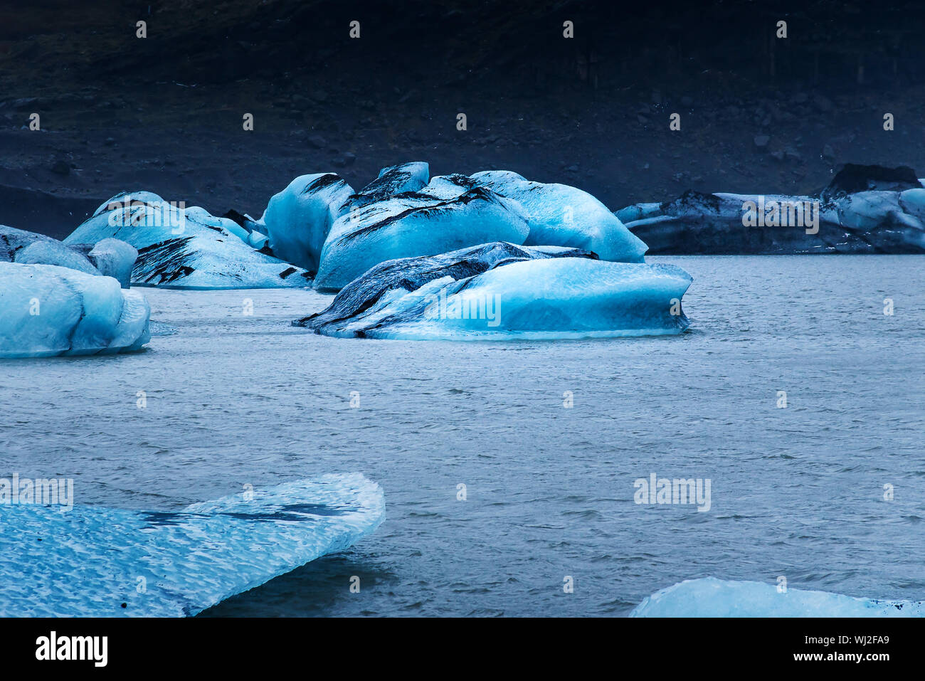 Iceberg fluttuanti al ghiacciaio Solheimajokull vicino a Vik nel sud dell'Islanda Foto Stock