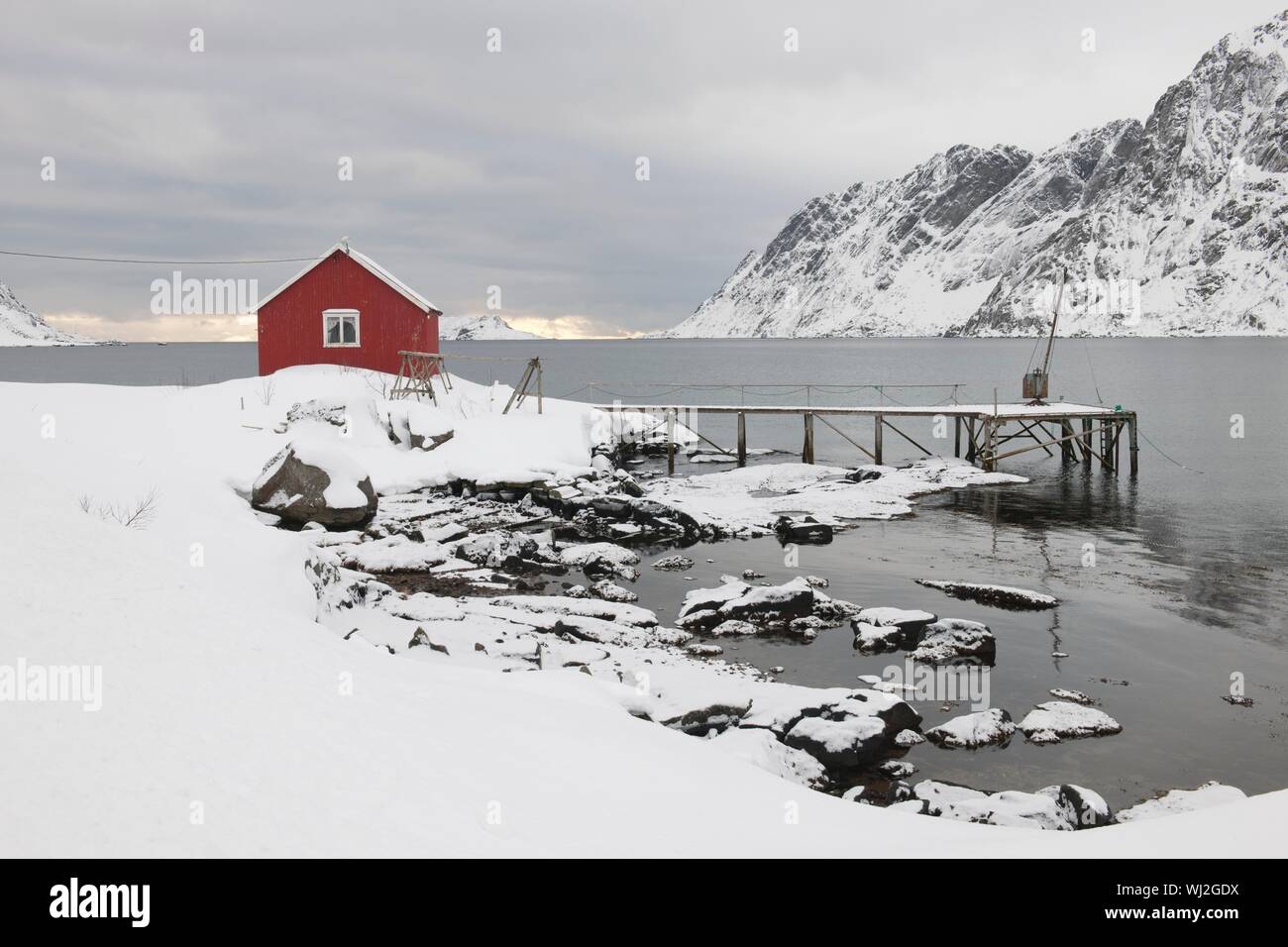 Casa a distanza nelle zone costiere landscapeSkjelfjord Flakstadoya Loftofen Norvegia Foto Stock