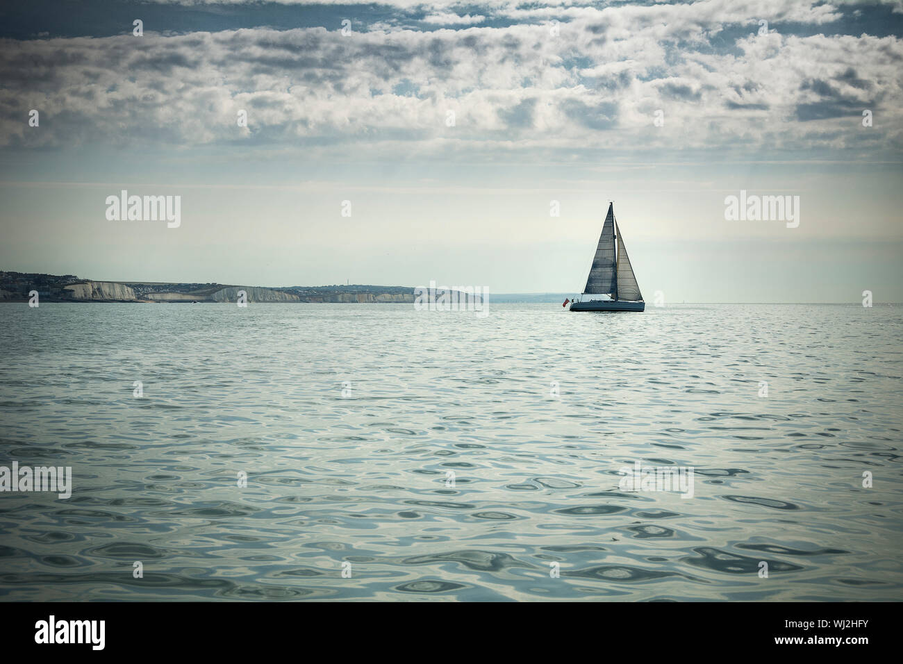Yacht voce fuori al mare sulla costa del Sussex Foto Stock
